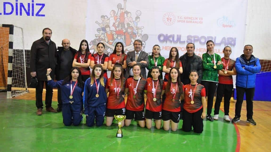 OKULUMUZ LİSELER ARASI KIZLAR FUTSAL KIRŞEHİR İL BİRİNCİLİĞİNİ KAZANMIŞTIR.